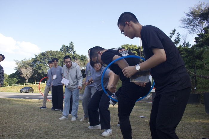 Behind the Scenes of the Family Feud Game (4)