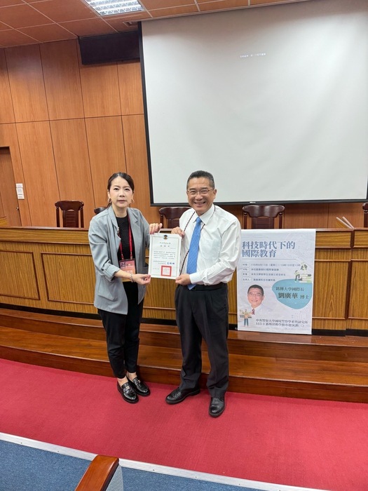 Director Gao presents a certificate of appreciation.