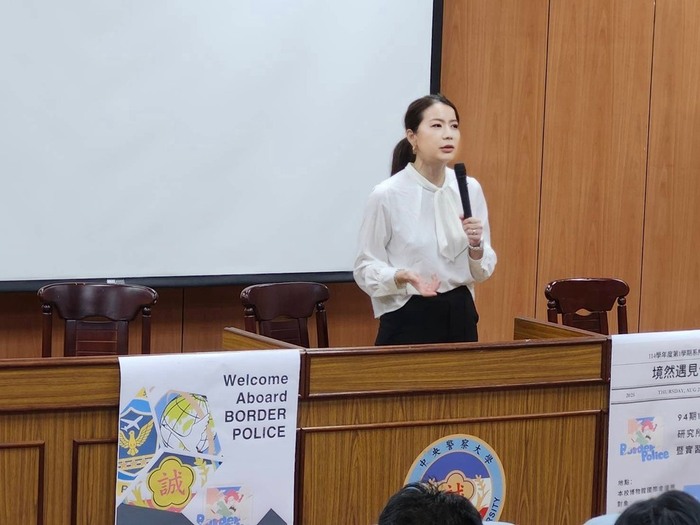 Director Gao encouraged the students.